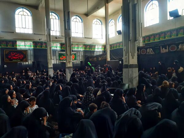 تجمع عظیم عاشقان در روز عاشورا به یاد امام حسین(ع)