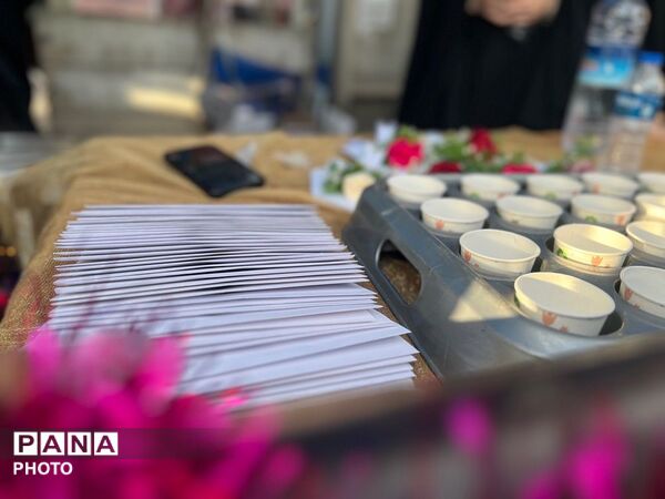 دخترانِ انقلابی پای پرچم ایستاده‌اند