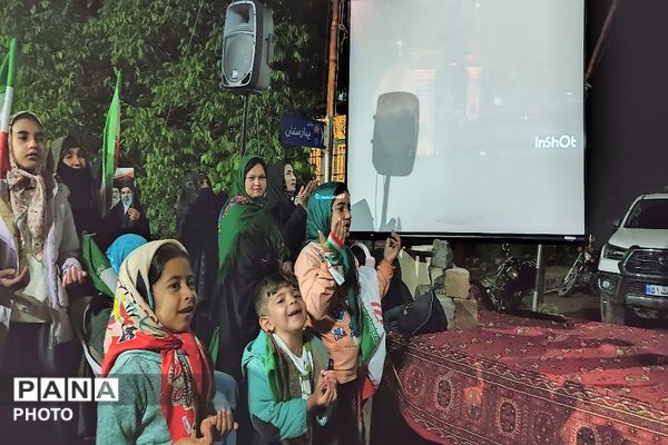پرچم عزت را می‌بریم بالا 