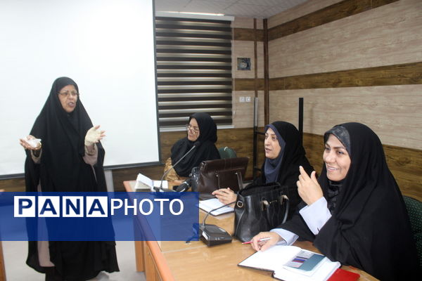 کارگاه آموزشی دانش‌افزایی تربیت مدرس آموزش خانواده آموزش و پرورش استان بوشهر