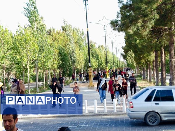 قدم هایی به عشق معلمان