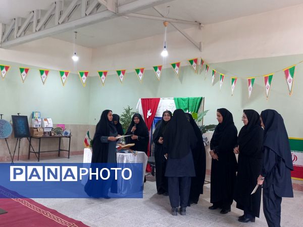 نمایشگاه دست‌سازه‌های دانش‌آموزی و تجلیل از فعالان نماز 