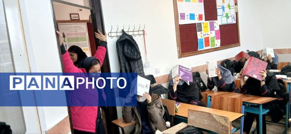 مانور زلزله  در دبیرستان حجت‌ الاسلامی نیشابور 