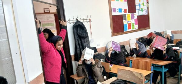 مانور زلزله  در دبیرستان حجت‌ الاسلامی نیشابور 