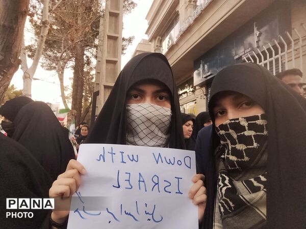 دانش آموزان کرمانی در سوگ «شهدای دبستان شجره طیبه میناب»