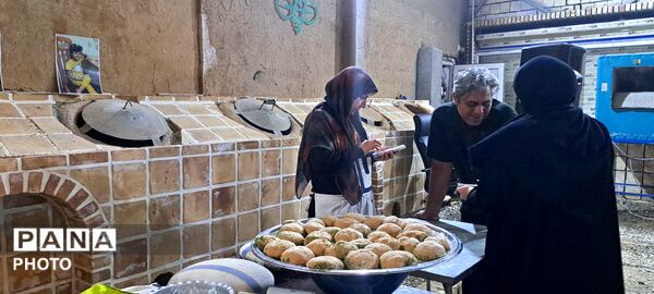 طبخ نان در تنورخانه سنتی ایران با حضور خانواده های شهدای جنگ رمضان