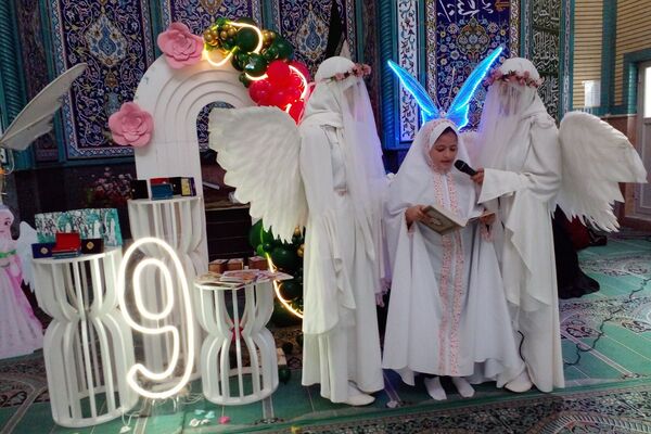 دختران مدرسه هدی 1 در خلعت زیبای عبادت