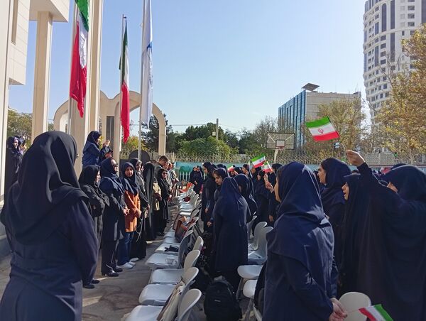 مراسم باشکوه زنگ ایثار و مقاومت در دبیرستان مصلی نژاد حضرت ام البنین