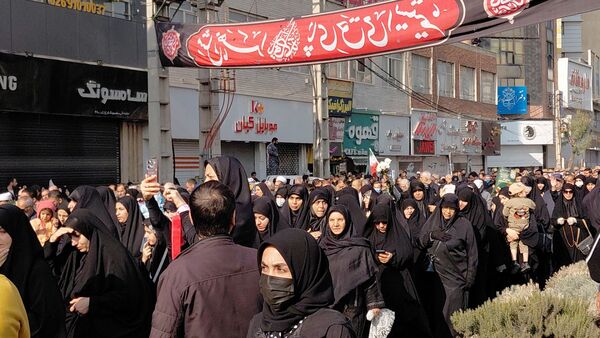 تشییع پیکر شهدای گمنام در دستان مردم کرج