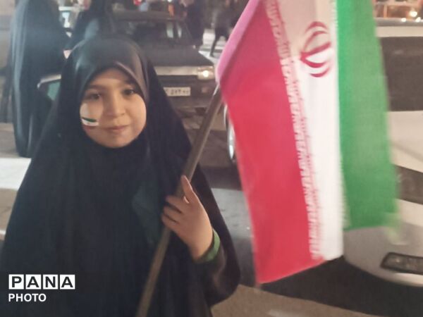بیعت دانش آموزان دبستان نرجس با رهبر انقلاب