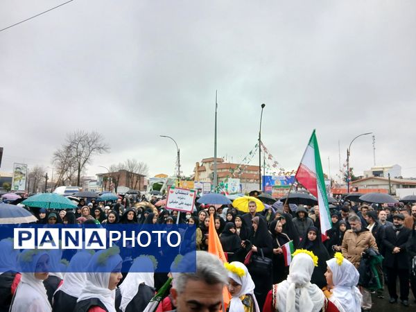 باران عشق وارادت به انقلاب همراه با باران‌ها ی نقره‌ای رشت
