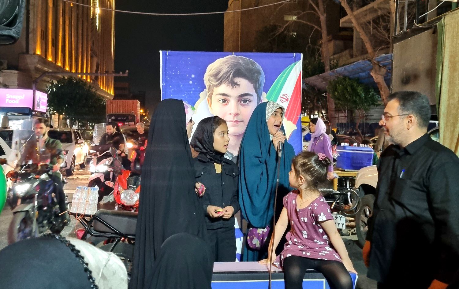 شهر در مسیر غدیر؛ موج شادی در مهمانی ۱۰ کیلومتری