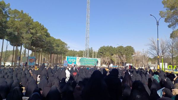 اقامه نماز با شکوه عید فطر به امامت امام جمعه حبیب آباد