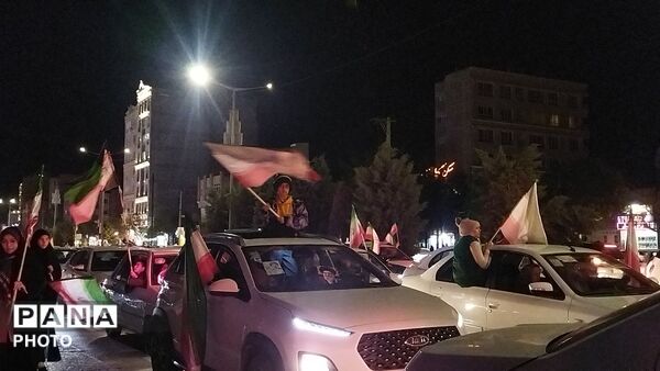 حضور دهه نودی ها در رژه ماشینی بلوار فضل نیشابور 