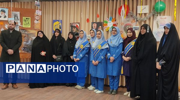 بازدید از غرفه‌های مدرسه انقلاب دبیرستان فرزانگان قائمشهر