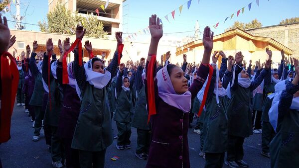 شور میهنی در صف دانش‌آموزان نظرآباد
