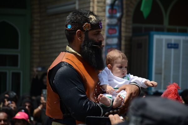 عزاداری ظهر عاشورا در شهر بافران 