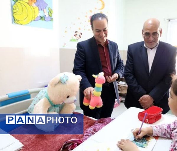 عیادت مدیرکل آموزش و پرورش استان از دانش‌آموزان بستری در بخش آنکولوژی و خون بیمارستان شهید صدوقی 