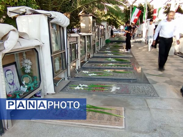 گلباران قبور مطهر شهدا به مناسبت هفته دفاع مقدس در شهرستان زرقان