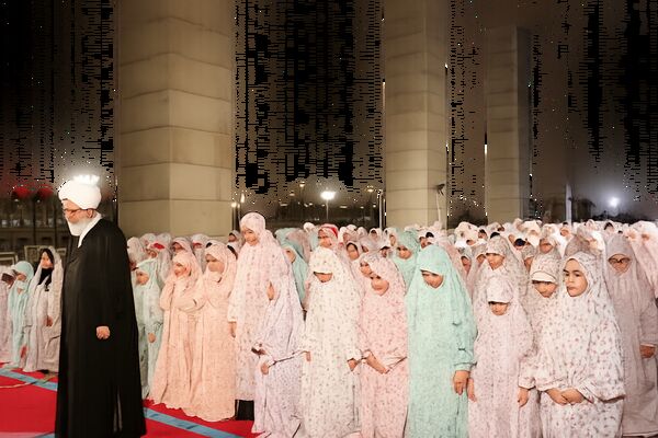 «نماز فرشته‌ها» در نخستین شب آیین بدرقه مردمی امام شهید اقامه شد