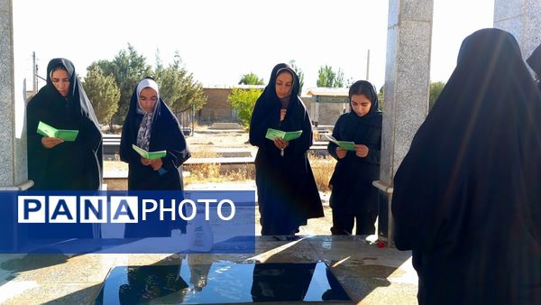  غبارروبی گلزار شهدا با حضور مردم و خانواده‌های شهدای روستای سراب غضنفر