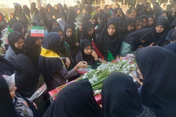 دبیرستان دخترانه صنف پوشاک ناحیه 3 میزبان شهید گمنام