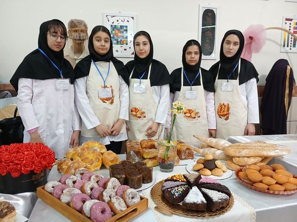 برگزاری نمایشگاه ایده‌های تحول آفرین در دبیرستان الگونه ناحیه ۳ شیراز