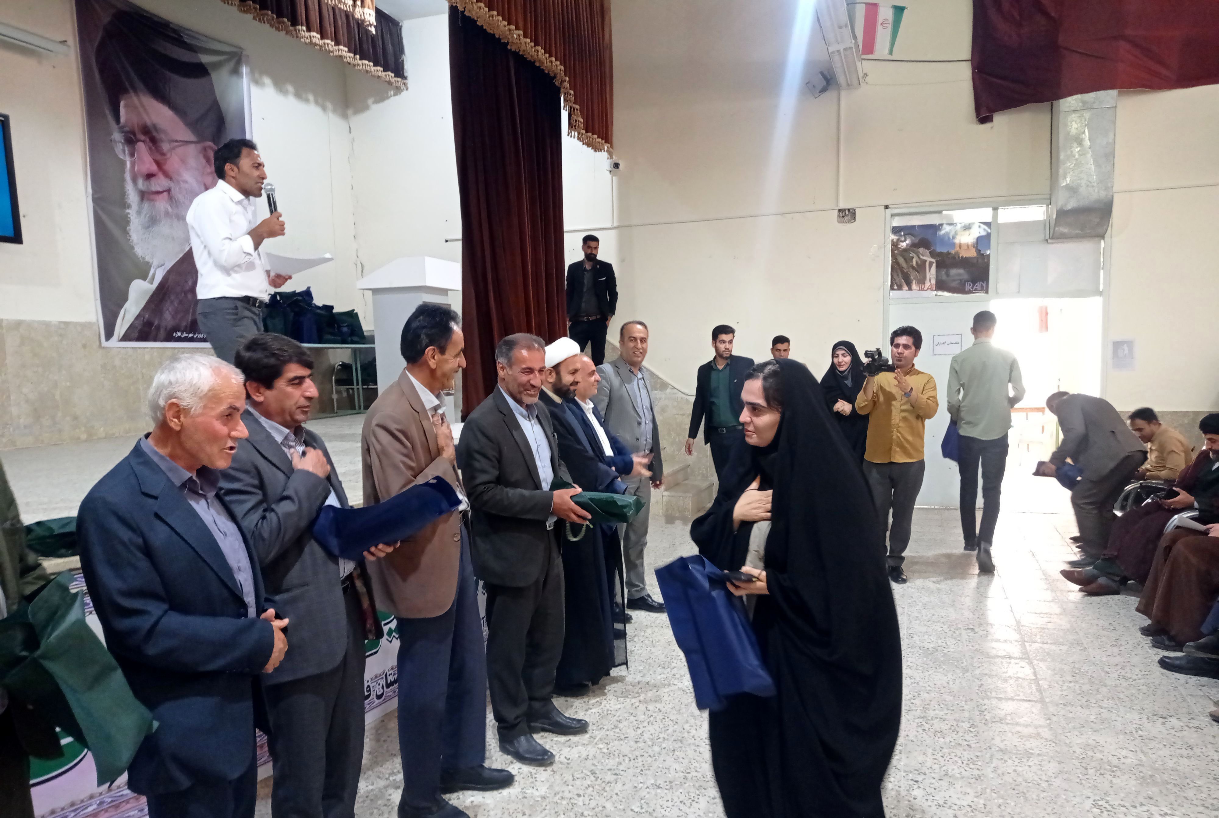 آیین تجلیل از فعالان حوزه آموزش‌و‌پرورش شهرستان فلارد