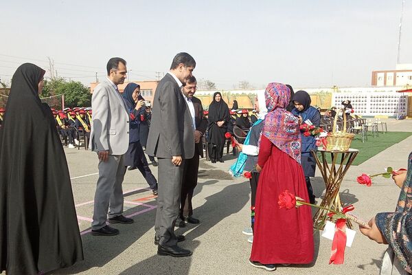 پاسداشت مقام شامخ معلم در آموزشگاه هیأت امنایی فرزانگان ملارد؛ با نواختن زنگ سپاس معلم 