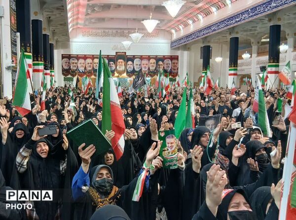 وداع با پیکر شهید امیر سرلشکر سید عبدالرحیم موسوی در حرم بانوی کرامت