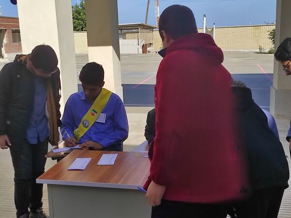 مشارکت پرشور دانش‌آموزان در انتخابات شورای پیشتاز مدرسه کوثر
