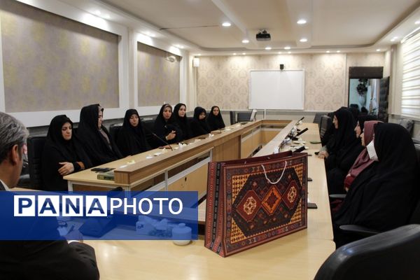 جلسه هم‌اندیشی بانوان اداری نیشابور با مدیر آموزش و پرورش 