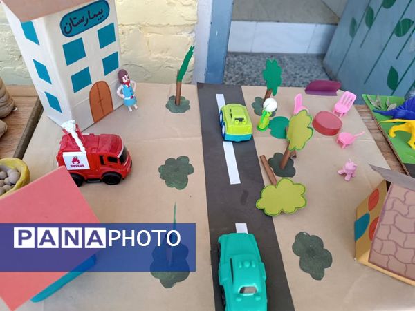 نمایشگاه  دست‌های کوچک، اندیشه‌های بزرگ در میبد