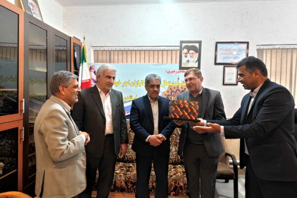 تجلیل ازوالدین جانباز در دبیرستان شاهد شهید معزی