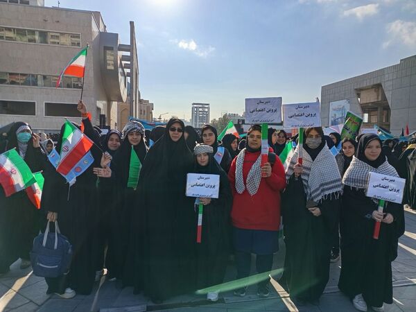 خروش ۱۳ آبان در مشهد؛ دانش‌آموزان، نماد ایستادگی