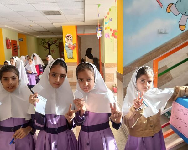 انگشت‌های رنگین دختران دبستان اندیشه روی برگه‌های رأی انتخابات شورای دانش‌آموزی