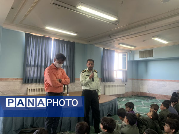 نشست صمیمی پلیس با دانش‌آموزان مدرسه شهدای غزه قم
