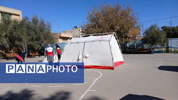 آموزش کمک‌های اولیه مانور زلزله به دانش‌آموزان دبیرستان شهید دهقان