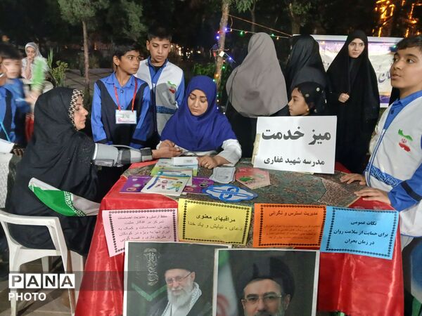  میز خدمت به میزبانی مدرسه پسرانه شهید مهدی غفاری در تجمعات شبانه شهر فرون آباد