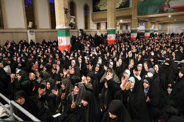 دیدار جمعی از رأی اولی‌ها و خانواده‌های شهدا با رهبر انقلاب اسلامی