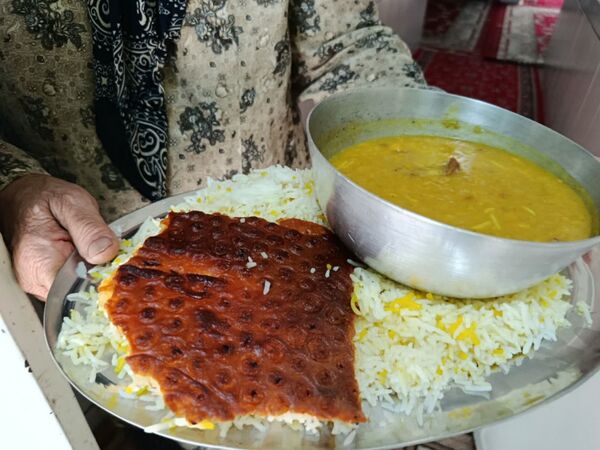 پخت و توزیع نذری در روز تاسوعای حسینی روستای حسن آباد داراب استان فارس