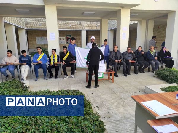 مشارکت پرشور دانش‌آموزان در انتخابات شورای پیشتاز مدرسه کوثر