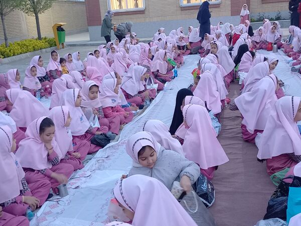  مراسم افطار در مدرسه فروردین طاهباز ناحیه ۵