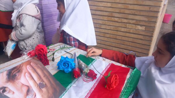 گلریزان مزار شهدا و نواختن زنگ انقلاب در دیواندره