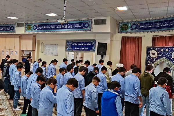 برپایی نماز جماعت در مدرسه انصارالمهدی قرچک 
