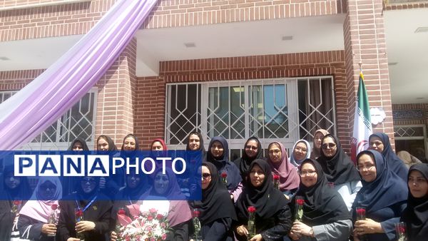 جشن روز معلم در دبستان عذرا پورشهریاری با برنامه های ویژه برگزار شد