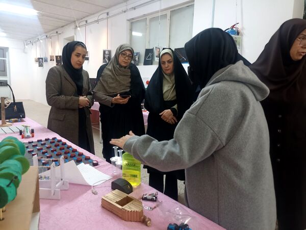 بازدید از نمایشگاه دست سازه هنرستان فنی و حرفه ای دخترانه فلسطین 