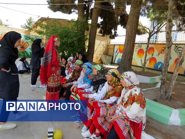 بازدید مشاور وزیر آموزش و پرورش در امور زنان از دست‌سازه‌های دانش‌آموزان دبیرستان 22 بجنورد