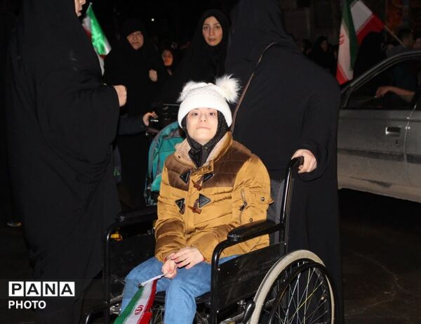 حضور کودکان در راهپیمایی شبانه؛ نشان از سربازان آینده ایران هستند