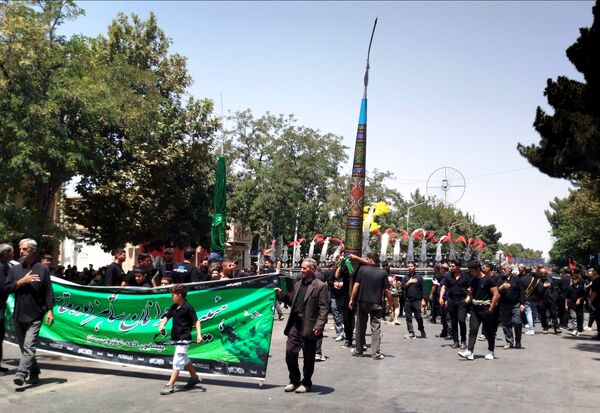 عزاداری ظهر  عاشورا در خیابان‌های شهر نیشابور 